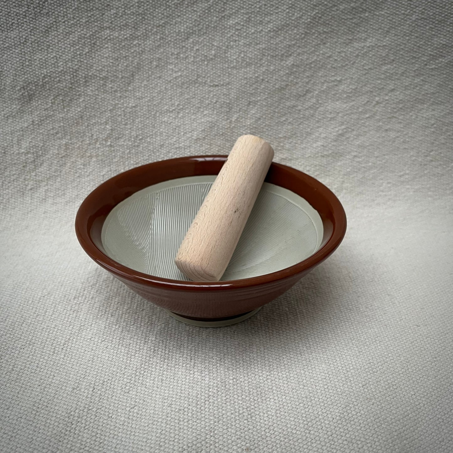 Suribachi Motoshige Brun + Stöt i trä