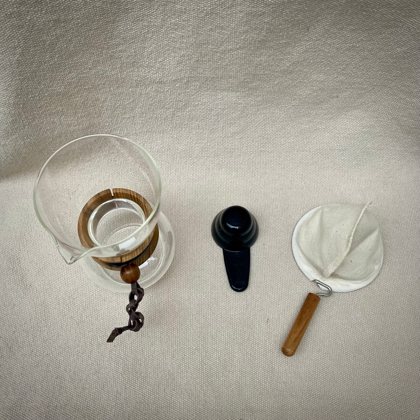 Glaskanna med trähandtag för droppkaffe "Hario" 240ml